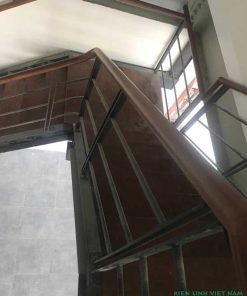 cau thang sat bac go tay vin go tron dep