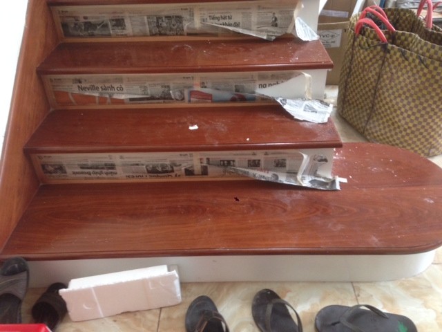 Cầu thang gỗ căm xe lan can kính tay vịn gỗ căm xe vuông 6cm - Ảnh 2