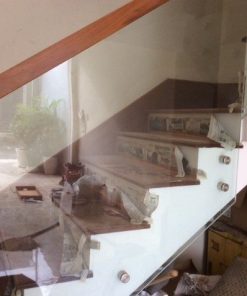 cầu thang căm xe lan can kính