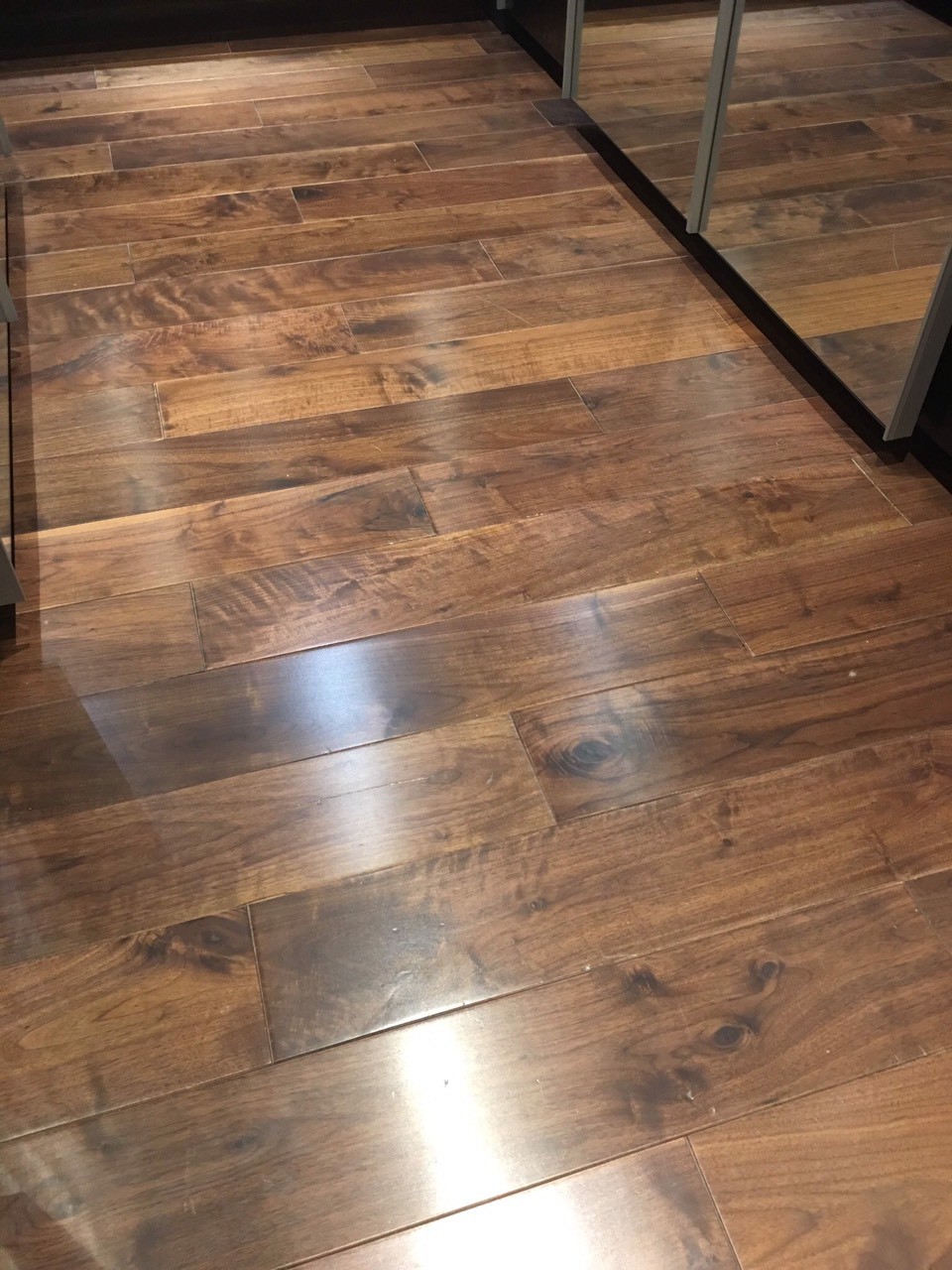 Sàn gỗ óc chó 15x120x900mm tiêu chuẩn AB