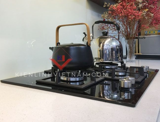 Tủ bếp óc chó bán cổ điển - kiểu bếp chữ I có mái che - Ảnh 2