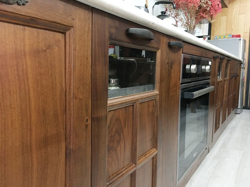 Tủ bếp óc chó bán cổ điển - kiểu bếp chữ I có mái che - Ảnh 7