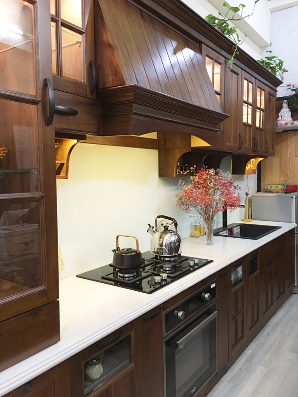 Tủ bếp óc chó bán cổ điển - kiểu bếp chữ I có mái che - Ảnh 9