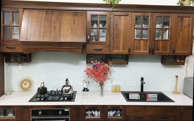 Tủ bếp óc chó bán cổ điển - kiểu bếp chữ I có mái che - Ảnh 4