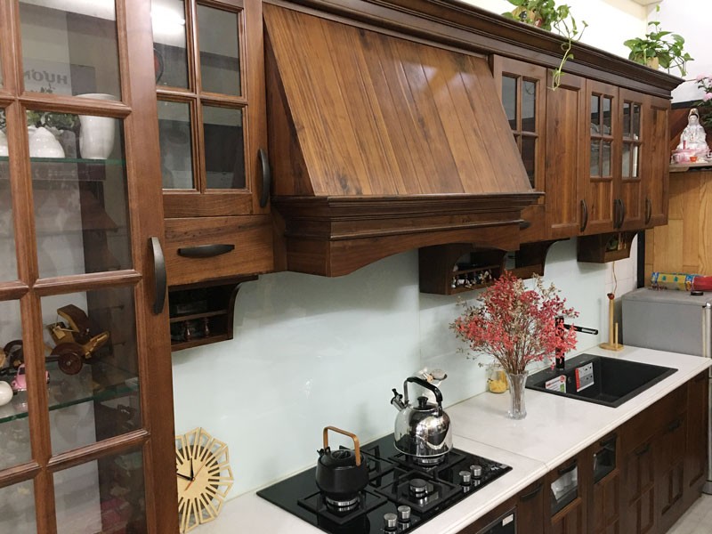 Tủ bếp óc chó bán cổ điển - kiểu bếp chữ I có mái che - Ảnh 12