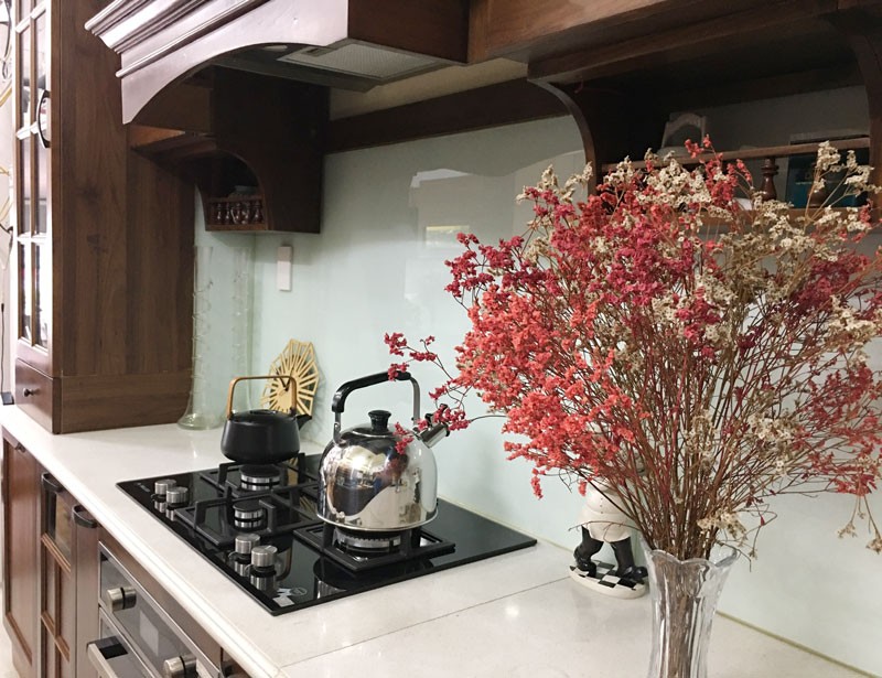 Tủ bếp óc chó bán cổ điển - kiểu bếp chữ I có mái che - Ảnh 13