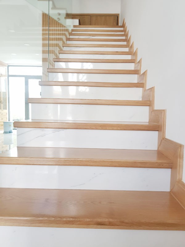 Bậc thang gỗ Sồi nga màu tự nhiên