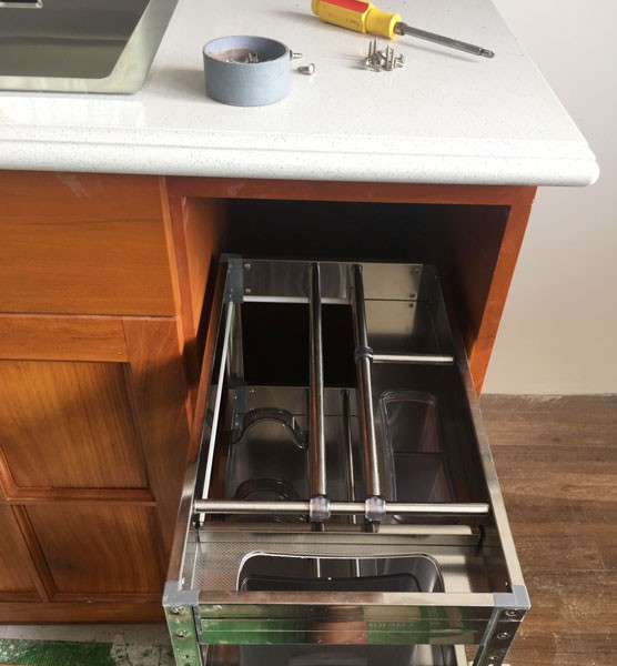 Tủ bếp gỗ gõ đỏ chữ I bán cổ điển- mẫu bếp gỗ gõ đẹp lắp Cần Thơ - Ảnh 3