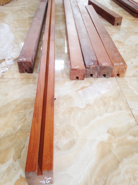 tay vịn cầu thang gỗ vuông