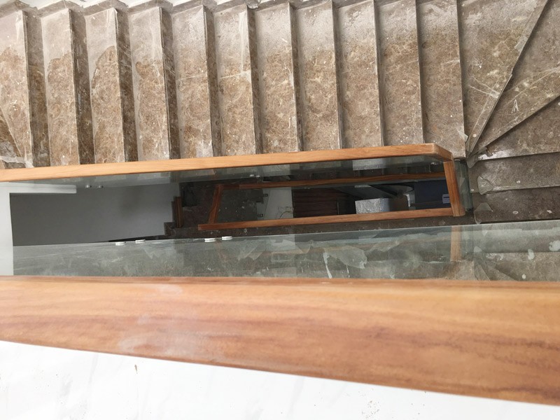 tay vịn cầu thang gỗ gõ