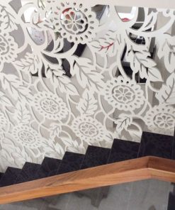 cầu thang đá tự nhiên tay vịn gỗ gõ đỏ 7cm vuông