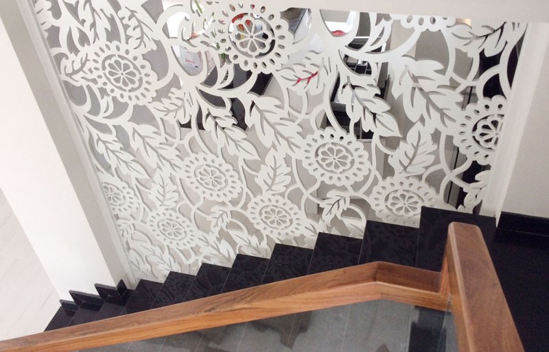 cầu thang đá tự nhiên tay vịn gỗ gõ đỏ 7cm vuông