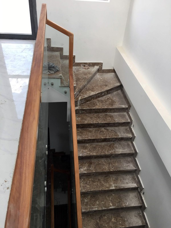 Tay vịn cầu thang gõ đỏ