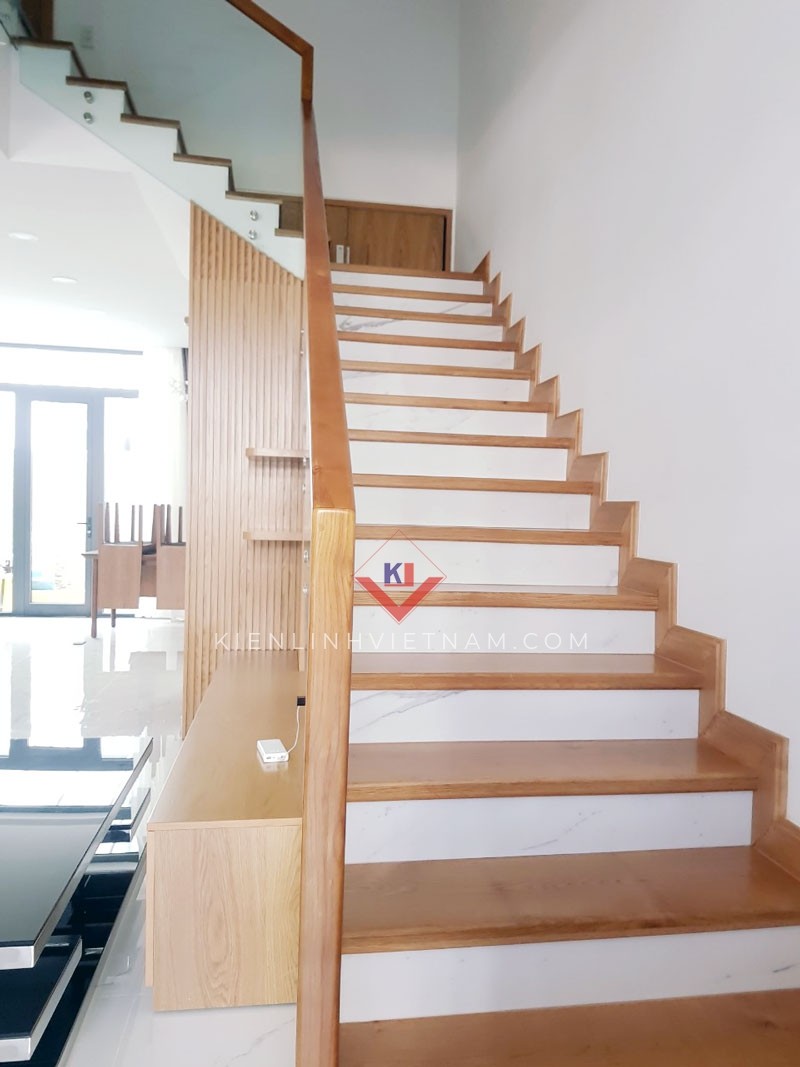 tay vịn cầu thang gỗ sồi vuông