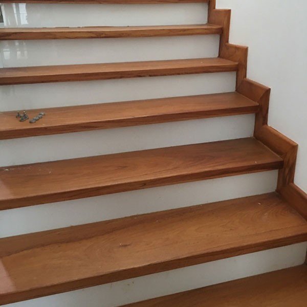 Cầu thang gõ đỏ phi mặt bậc dày 3cm mặt dựng đá trắng sứ đẹp KL02G - Ảnh 4