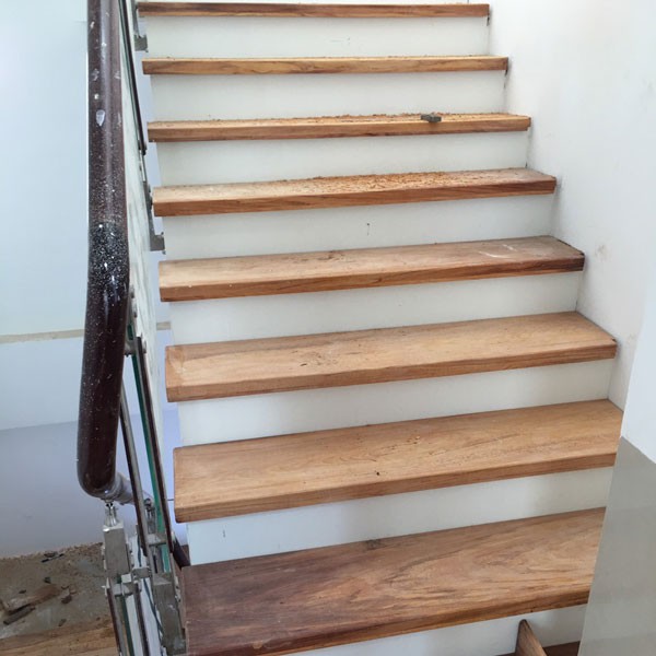 Cầu thang gõ đỏ phi mặt bậc dày 3cm mặt dựng đá trắng sứ đẹp KL02G - Ảnh 2