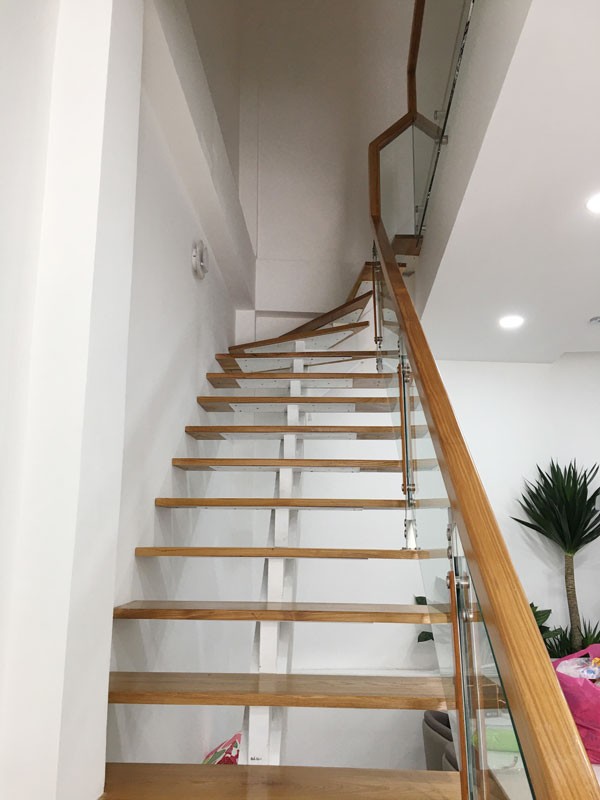 cầu thang xương cá bậc gỗ sồi nga