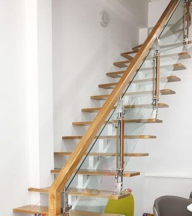 cầu thang xương cá đơn bậc gỗ