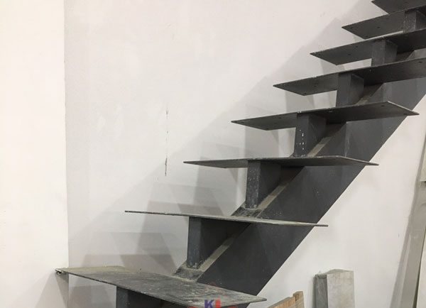 cau thang sat xuong ca