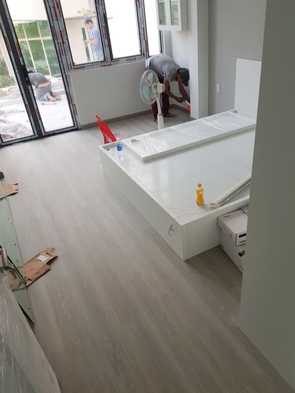 THI CÔNG SÀN NHỰA HÈM KHÓA 4MM VÂN GỖ - SÀN SPC GIẢ GỖ CHỐNG CO NGÓT - Ảnh 6