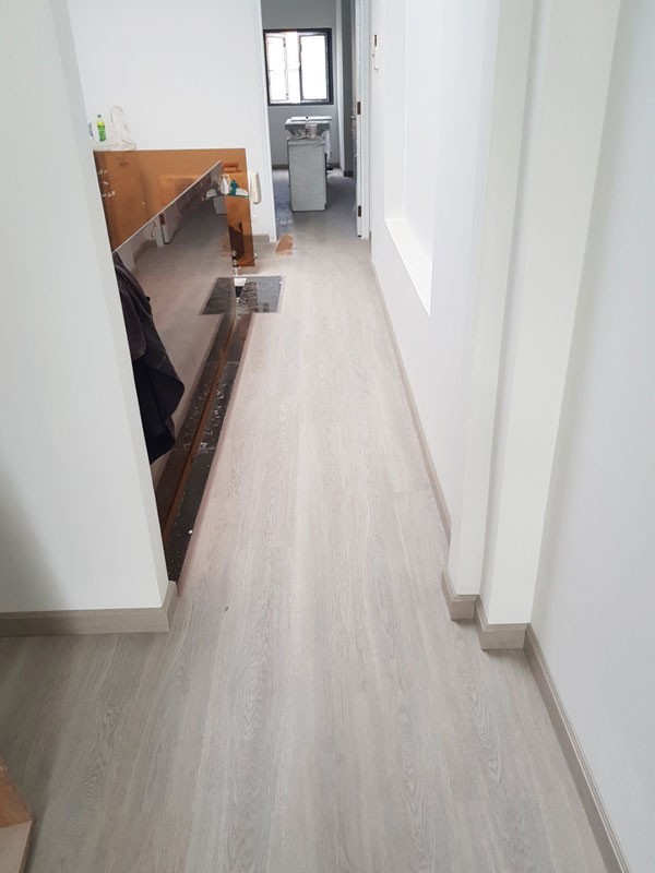 THI CÔNG SÀN NHỰA HÈM KHÓA 4MM VÂN GỖ - SÀN SPC GIẢ GỖ CHỐNG CO NGÓT - Ảnh 9