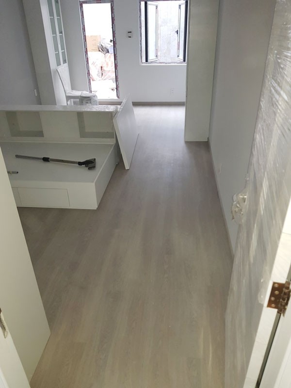 THI CÔNG SÀN NHỰA HÈM KHÓA 4MM VÂN GỖ - SÀN SPC GIẢ GỖ CHỐNG CO NGÓT - Ảnh 4