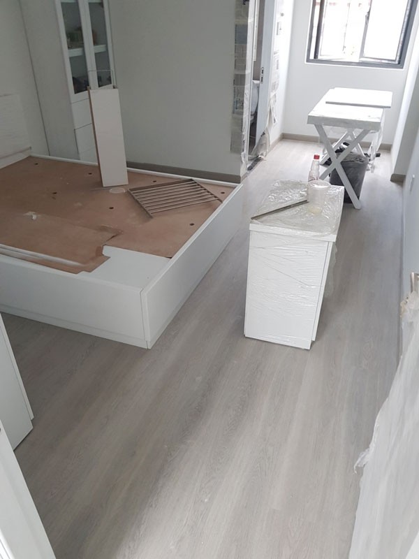 THI CÔNG SÀN NHỰA HÈM KHÓA 4MM VÂN GỖ - SÀN SPC GIẢ GỖ CHỐNG CO NGÓT - Ảnh 2