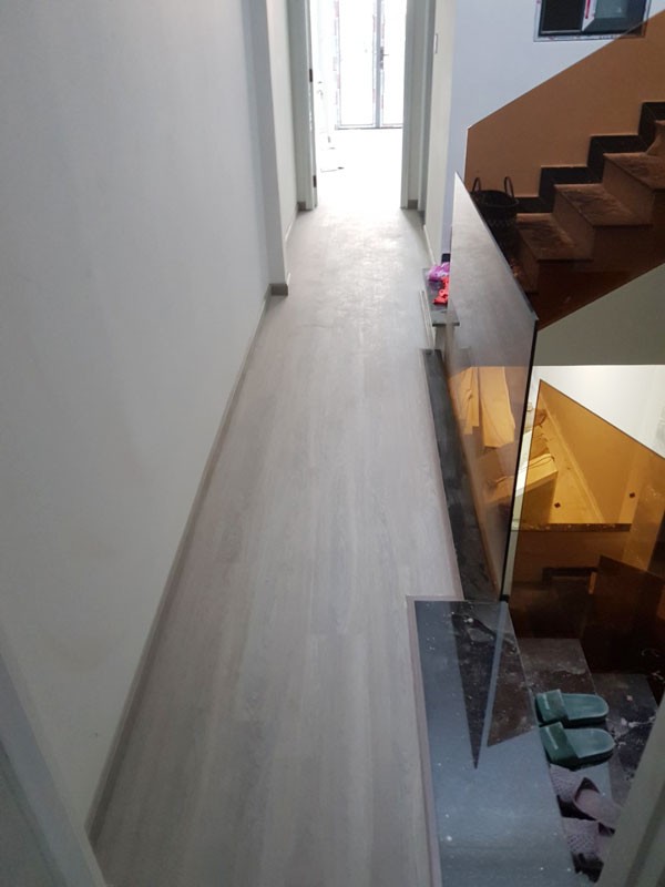 THI CÔNG SÀN NHỰA HÈM KHÓA 4MM VÂN GỖ - SÀN SPC GIẢ GỖ CHỐNG CO NGÓT - Ảnh 3