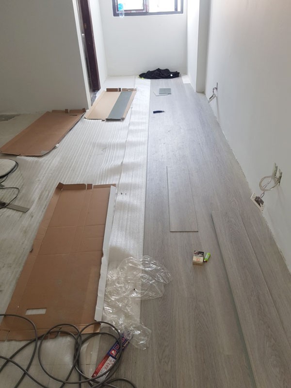 THI CÔNG SÀN NHỰA HÈM KHÓA 4MM VÂN GỖ - SÀN SPC GIẢ GỖ CHỐNG CO NGÓT - Ảnh 8