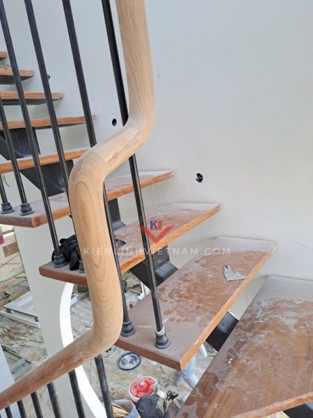 cầu thang sắt xương cá ốp gỗ