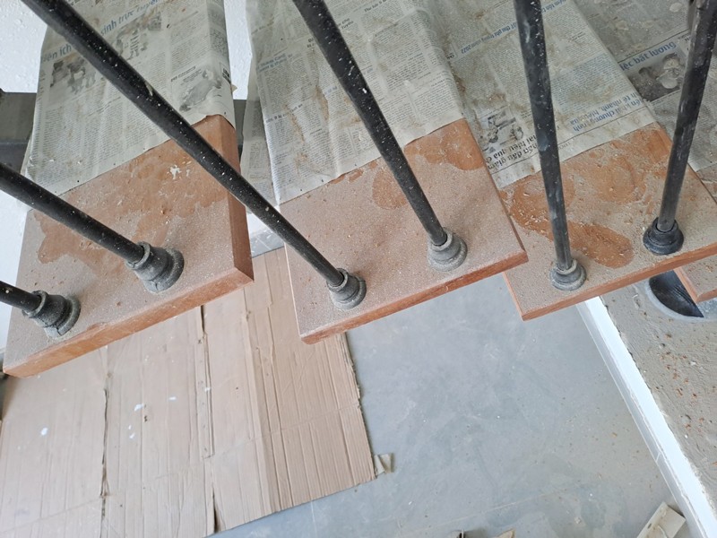 Cầu thang sắt ốp gỗ gõ đỏ phi lan can sắt tay vịn gõ tròn - Ảnh 5