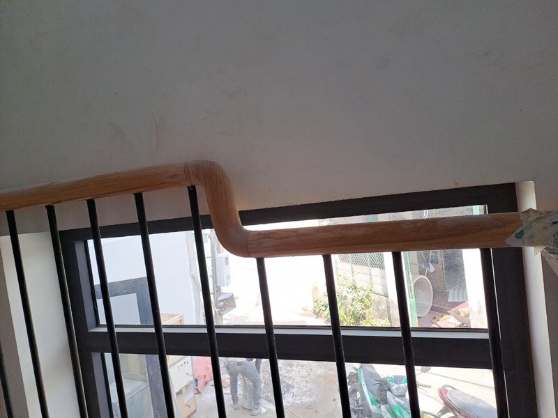 Cầu thang sắt ốp gỗ gõ đỏ phi lan can sắt tay vịn gõ tròn - Ảnh 4