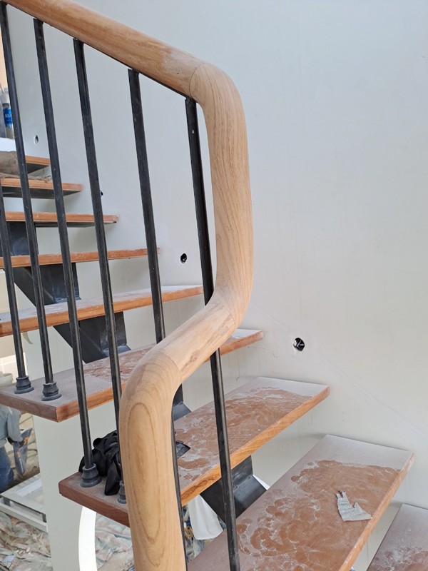 cầu thang mặt bậc sắt ốp gỗ đẹp