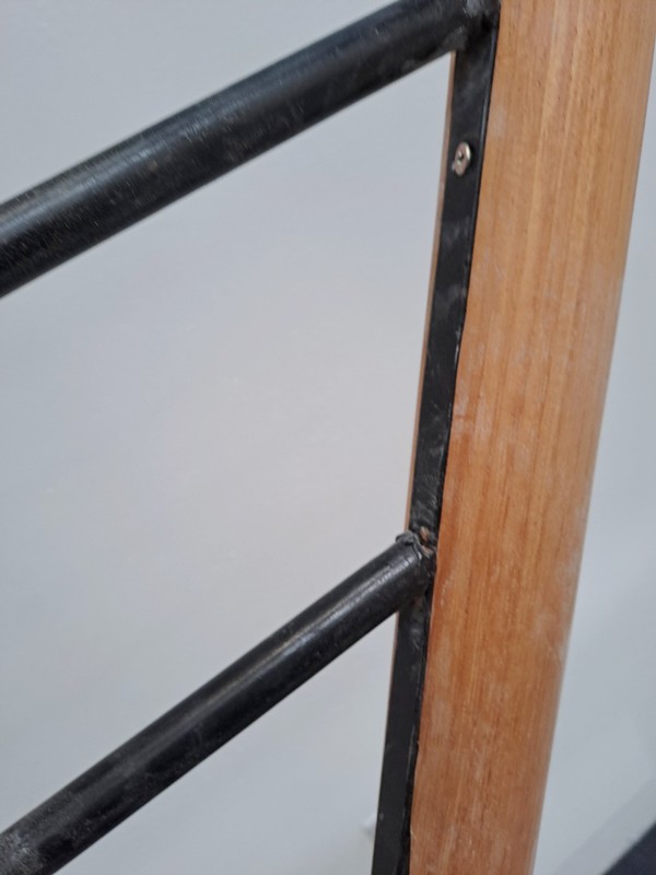 Cầu thang sắt ốp gỗ gõ đỏ phi lan can sắt tay vịn gõ tròn - Ảnh 2