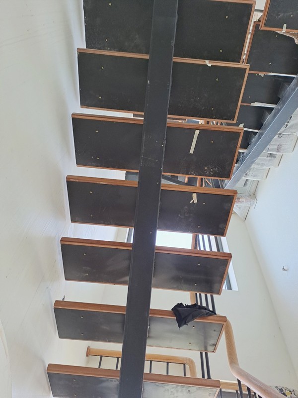 Cầu thang sắt ốp gỗ gõ đỏ phi lan can sắt tay vịn gõ tròn - Ảnh 12