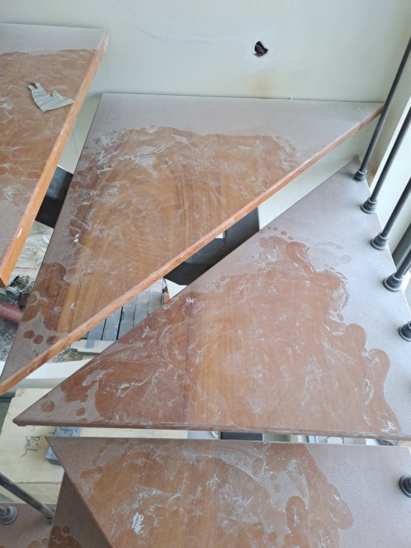 Cầu thang sắt ốp gỗ gõ đỏ phi lan can sắt tay vịn gõ tròn - Ảnh 11