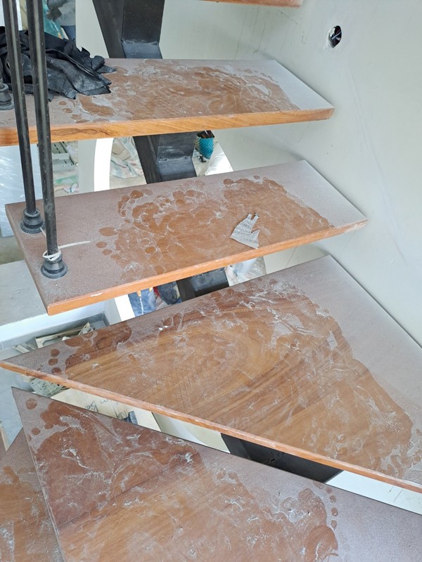 Cầu thang sắt ốp gỗ gõ đỏ phi lan can sắt tay vịn gõ tròn - Ảnh 9