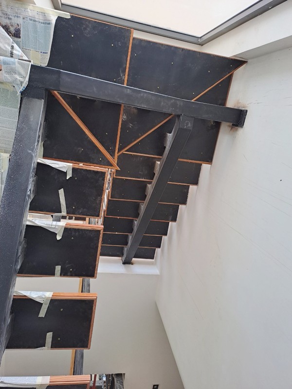 Cầu thang sắt ốp gỗ gõ đỏ phi lan can sắt tay vịn gõ tròn - Ảnh 8