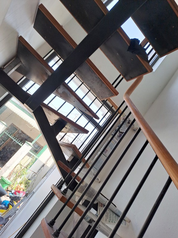 Cầu thang sắt ốp gỗ gõ đỏ phi lan can sắt tay vịn gõ tròn - Ảnh 7