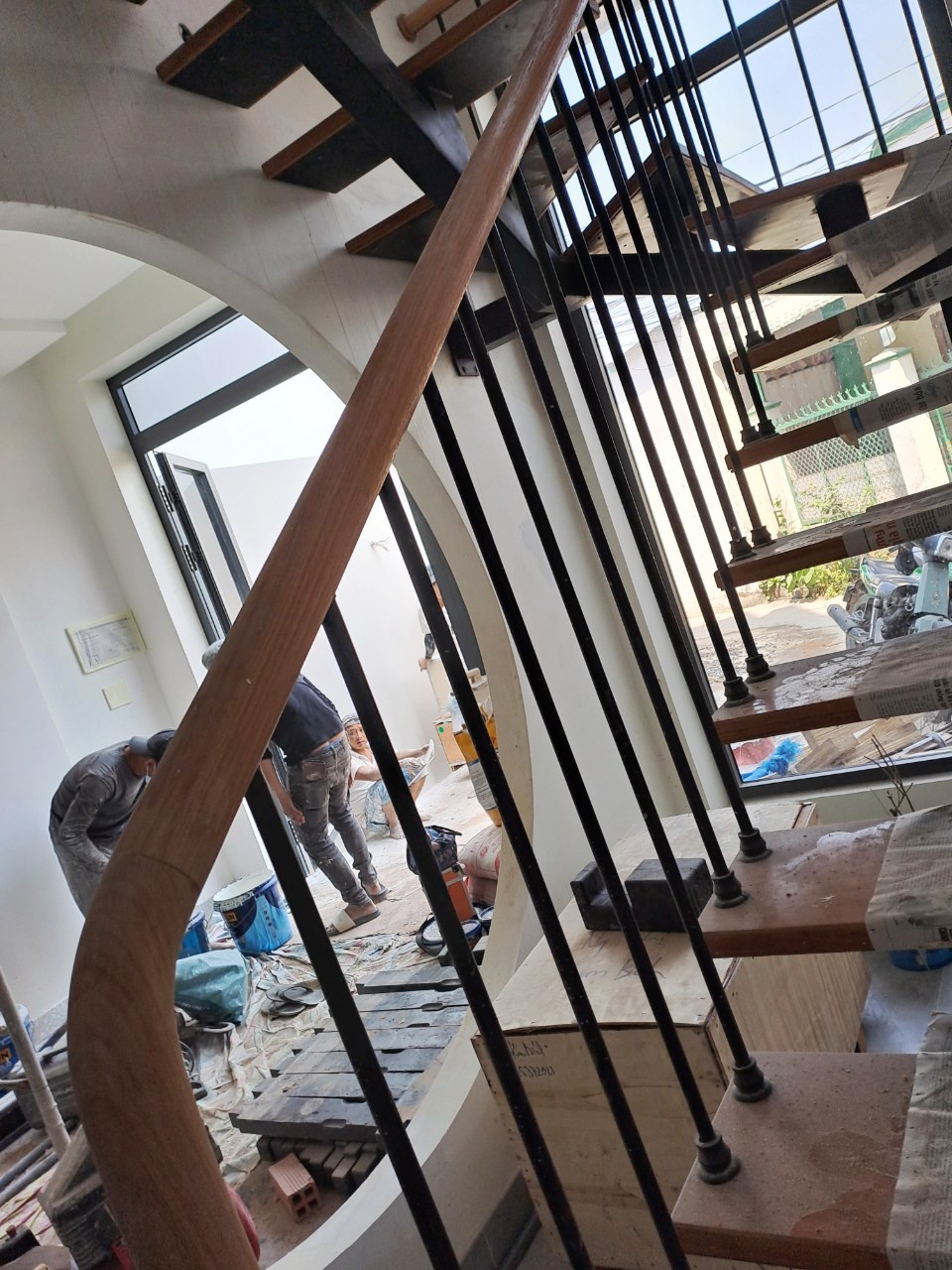 Cầu thang sắt ốp gỗ gõ đỏ phi lan can sắt tay vịn gõ tròn - Ảnh 6