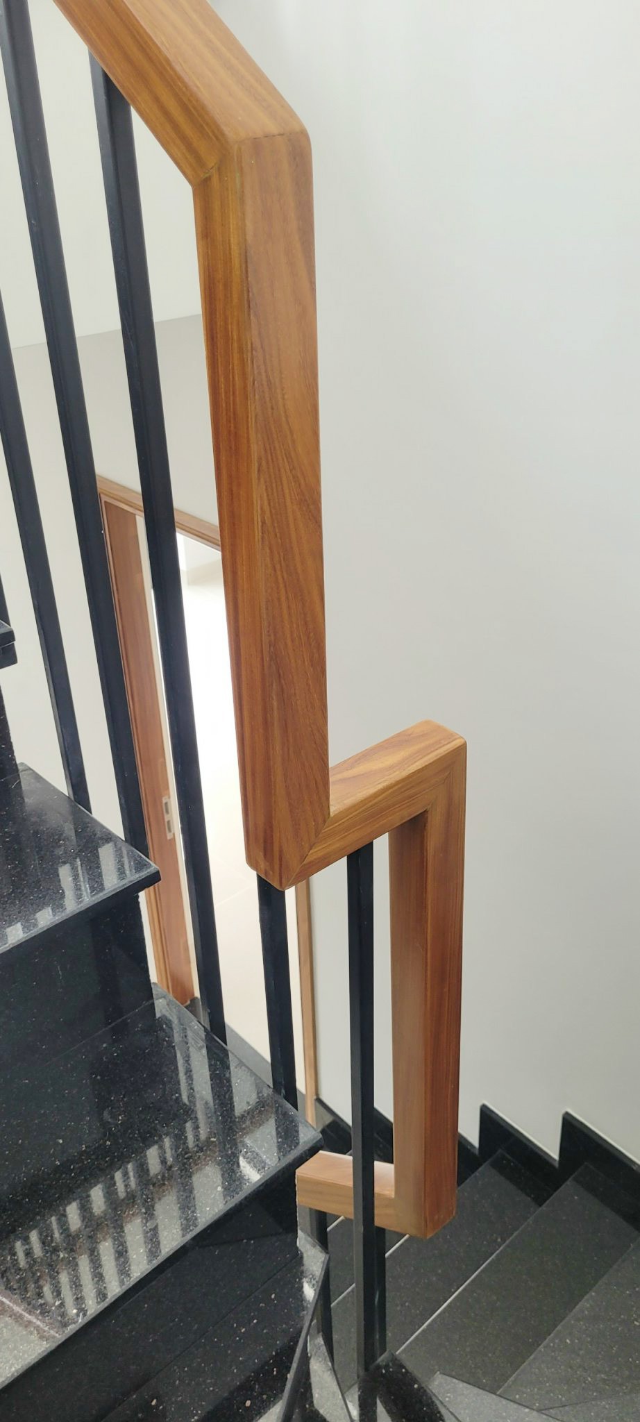 Báo Giá Tay Vịn Cầu Thang Gỗ Mới Nhất 03/2026 - Tay Vịn Gỗ Cẩm Vàng lan can sắt 2cm - Ảnh 7