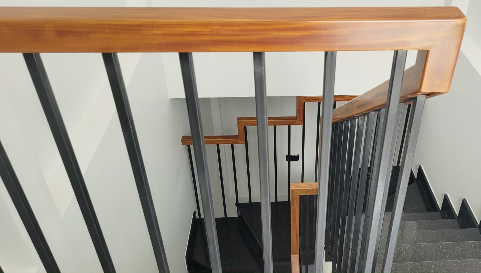 Báo Giá Tay Vịn Cầu Thang Gỗ Mới Nhất 03/2026 - Tay Vịn Gỗ Cẩm Vàng lan can sắt 2cm - Ảnh 6