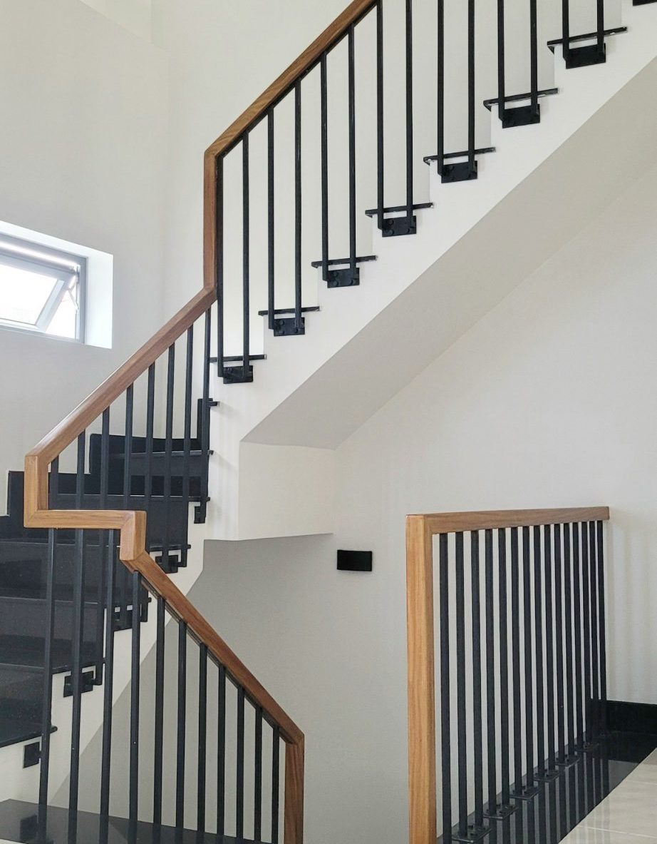 Báo Giá Tay Vịn Cầu Thang Gỗ Mới Nhất 03/2026 - Tay Vịn Gỗ Cẩm Vàng lan can sắt 2cm