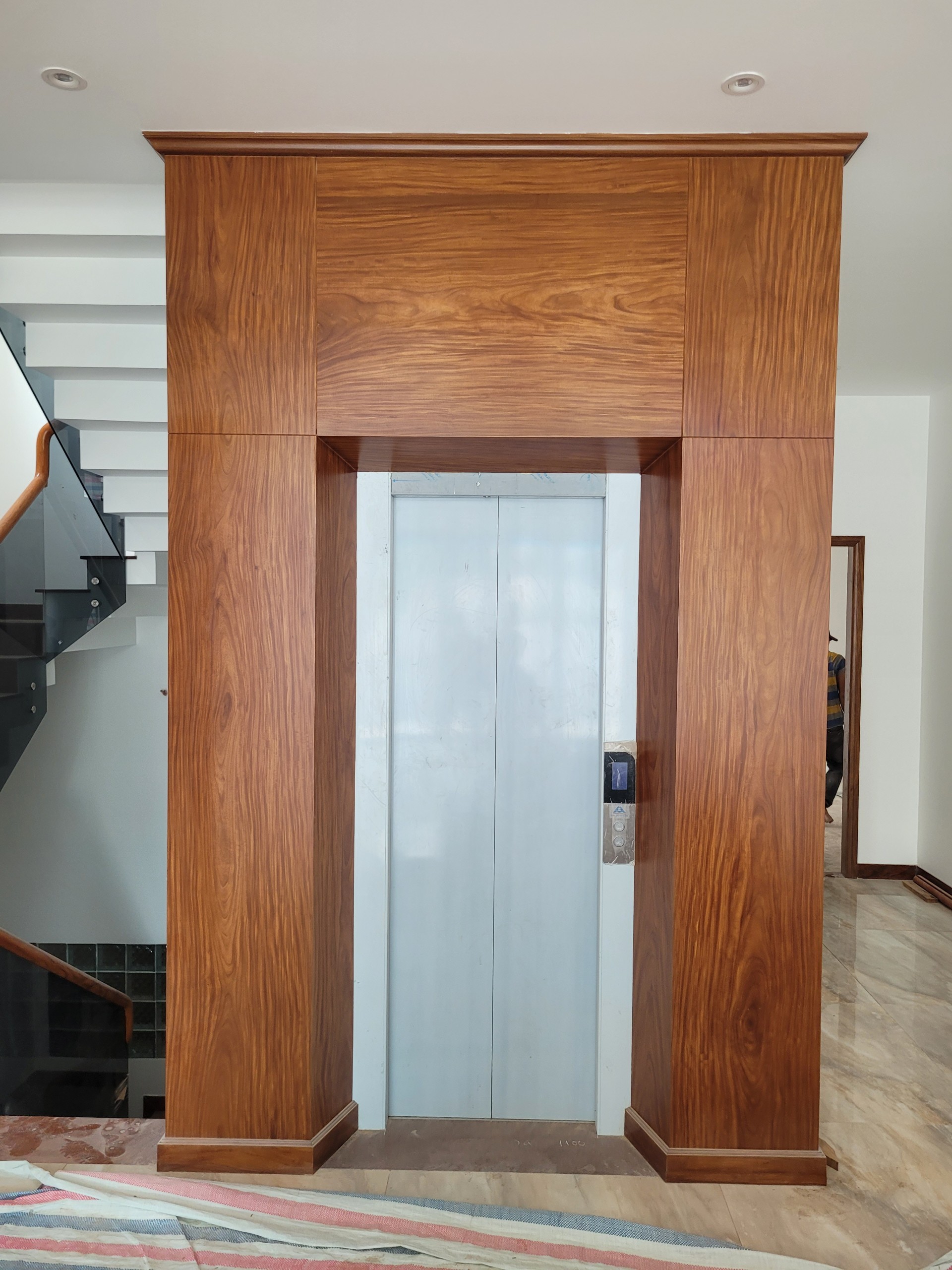 thang máy ốp gỗ