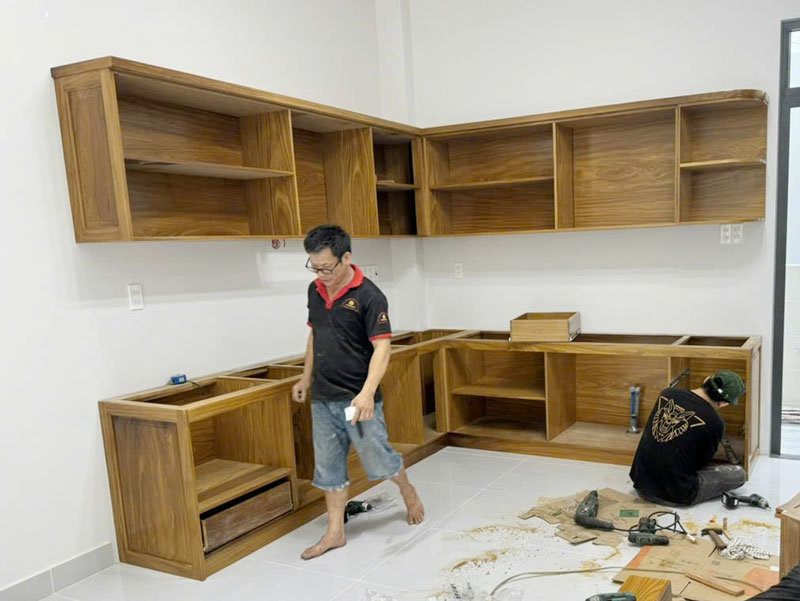 Tủ Bếp gỗ Tự Nhiên Tân Cổ Điển chữ L, bếp Gỗ Cẩm Vàng - Ảnh 2