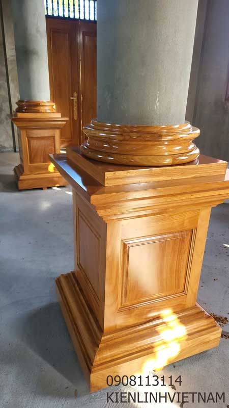 cột gỗ gõ đỏ điểm nhấn nổi bật trong chùa