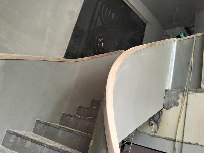 Tay vịn cầu thang xoắn gỗ sồi 5cm vuông - Ảnh 6