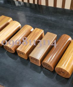 tay vin cau thang go do tron