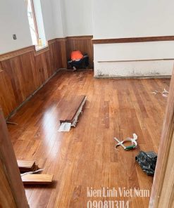 mau lamri op chan tuong phong khach