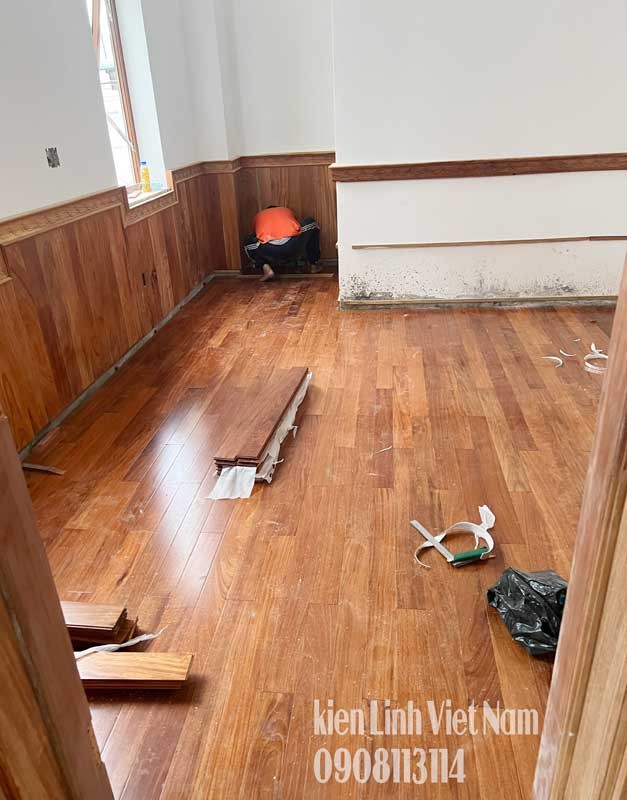 mau lamri op chan tuong phong khach